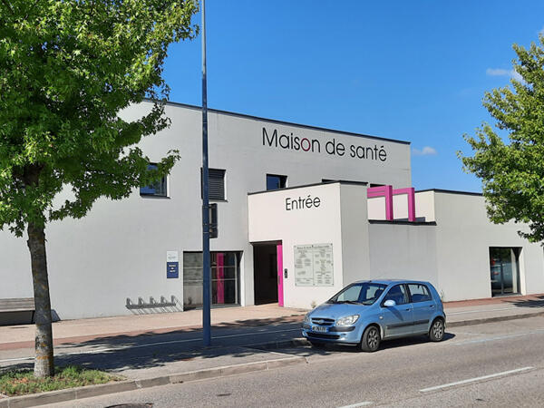 Les maisons de santé et l'hôpital intercommunal Les maisons de santé et l'hôpital intercommunal