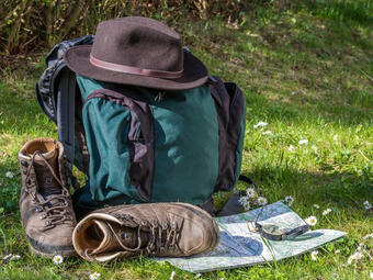 Sentiers de randonnée : sac-a-dos_chaussures Sentiers de randonnée : sac-a-dos_chaussures